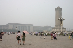 Pékin, place Tian'anmen dans la chaleur et la pollution